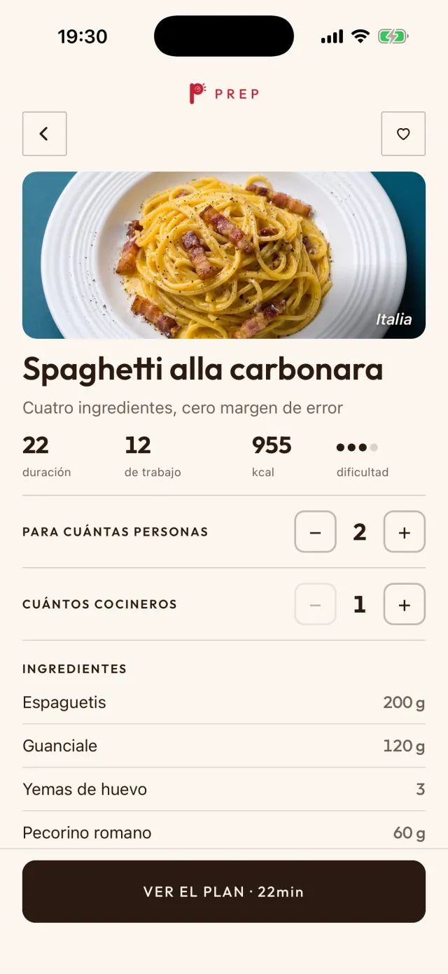 La ficha de los spaghetti alla carbonara en la app: 22 minutos de duración, 12 de trabajo, 955 kcal, dificultad 3; para 2 personas, 1 cocinero; espaguetis 200 g, guanciale 120 g, 3 yemas de huevo, pecorino romano 60 g; abajo, «Ver el plan · 22min».