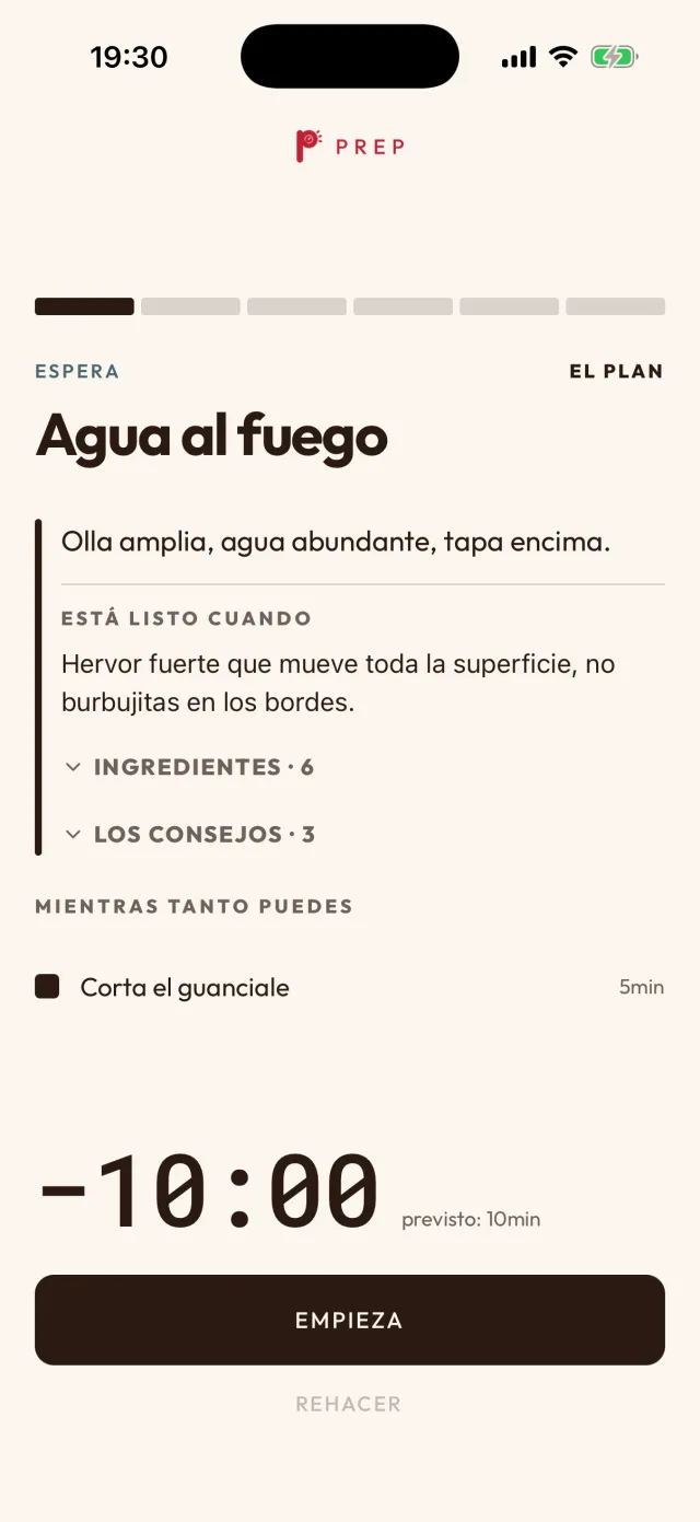 La sesión en la app, primer paso: agua al fuego, una espera; está listo cuando el hervor fuerte mueve toda la superficie, y mientras tanto puedes cortar el guanciale, 5 minutos. El temporizador marca menos 10 minutos.