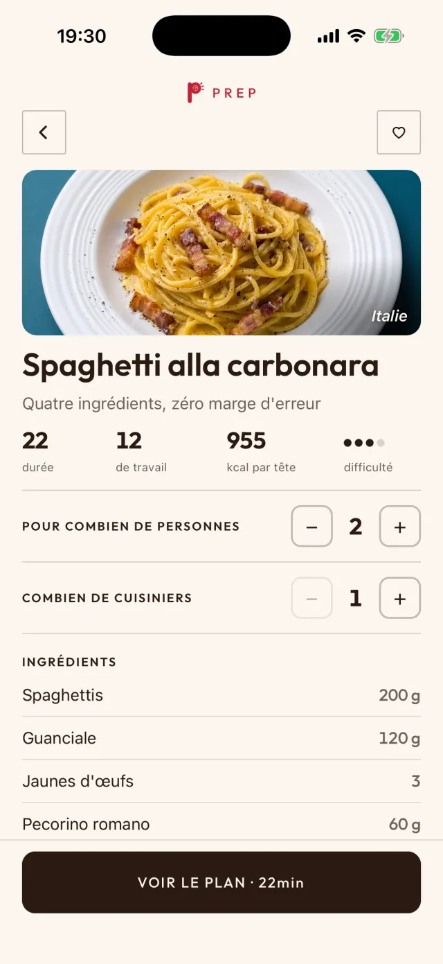 La fiche des spaghetti alla carbonara dans l’app : 22 minutes en tout, 12 de travail, 955 kcal par tête, difficulté 3 ; pour 2 personnes, 1 cuisinier ; spaghettis 200 g, guanciale 120 g, 3 jaunes d’œufs, pecorino romano 60 g ; en bas, « Voir le plan · 22min ».