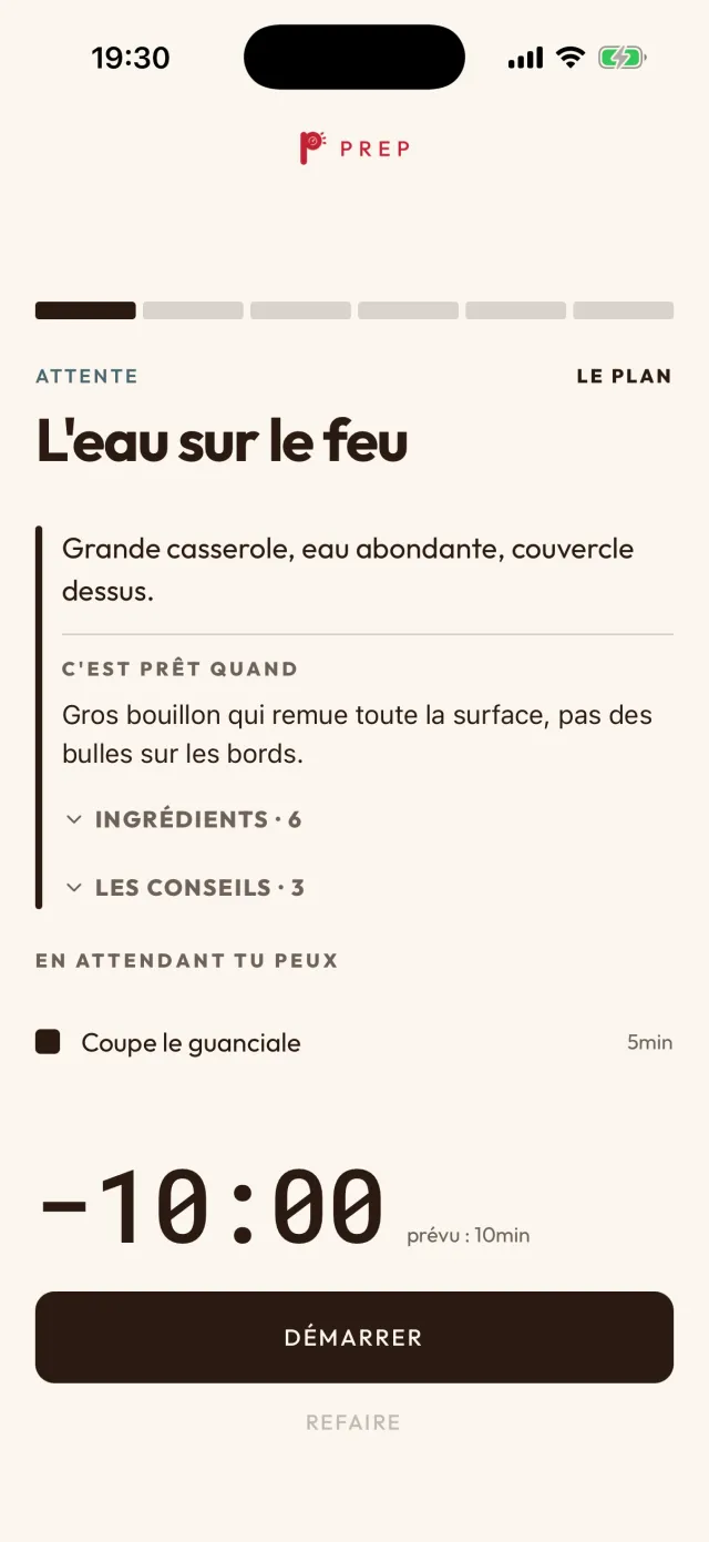 La cuisson dans l’app, première étape : l’eau sur le feu, une attente ; c’est prêt quand le gros bouillon remue toute la surface, et en attendant tu peux couper le guanciale, 5 minutes. Le minuteur affiche moins 10 minutes.
