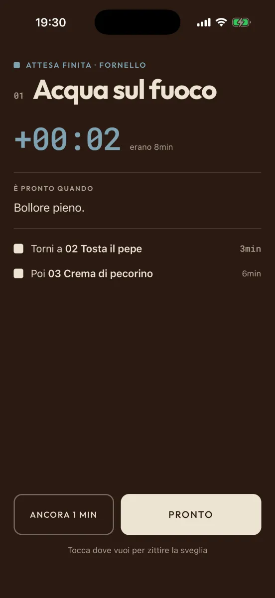 La sveglia nell’app: attesa finita per l’acqua sul fuoco, 2 secondi oltre gli 8 minuti previsti. Torni a tostare il pepe, poi la crema di pecorino; i tasti dicono «Ancora 1 min» e «Pronto».